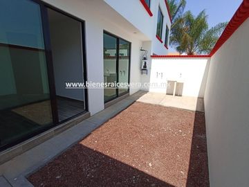 CASA EN VENTA EN TEQUISQUIAPAN BORDO BLANCO. VANE