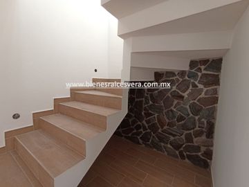 CASA EN VENTA EN TEQUISQUIAPAN BORDO BLANCO. VANE
