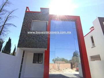 CASA EN VENTA EN TEQUISQUIAPAN BORDO BLANCO. VANE