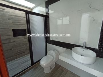 CASA EN VENTA EN TEQUISQUIAPAN BORDO BLANCO. VANE