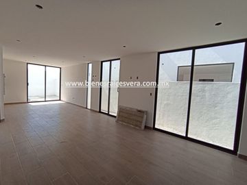 CASA EN VENTA EN TEQUISQUIAPAN BORDO BLANCO. VANE