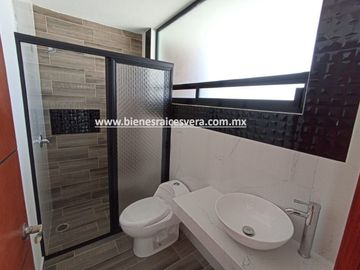 CASA EN VENTA EN TEQUISQUIAPAN BORDO BLANCO. VANE