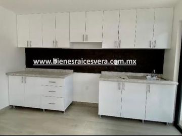 CASA EN VENTA EN TEQUISQUIAPAN BORDO BLANCO. VANE