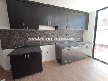 CASA EN VENTA EN TEQUISQUIAPAN BORDO BLANCO. Elsa