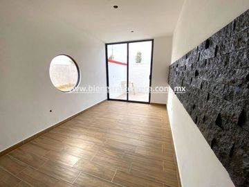 CASA EN VENTA EN TEQUISQUIAPAN BORDO BLANCO. Elsa