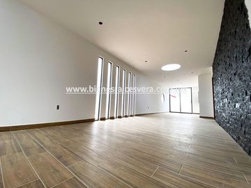CASA EN VENTA EN TEQUISQUIAPAN BORDO BLANCO. Elsa