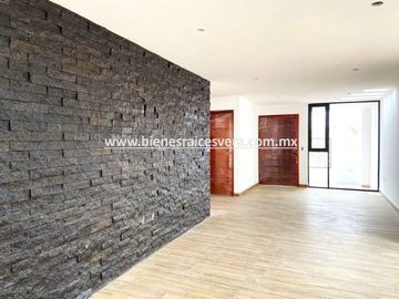 CASA EN VENTA EN TEQUISQUIAPAN BORDO BLANCO. Elsa