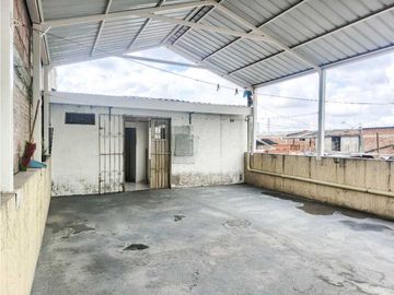SE VENDE Casa Bifamiliar de 3 Niveles en La Nueva Floresta / JV