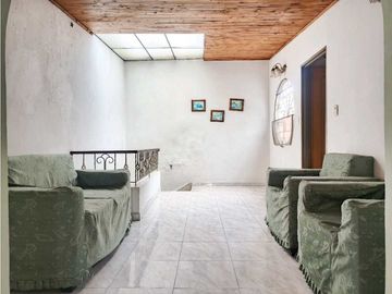 SE VENDE Casa Bifamiliar de 3 Niveles en La Nueva Floresta / JV