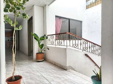 SE VENDE Casa Bifamiliar de 3 Niveles en La Nueva Floresta / JV