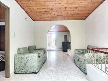 SE VENDE Casa Bifamiliar de 3 Niveles en La Nueva Floresta / JV