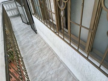 SE VENDE Casa Bifamiliar de 3 Niveles en La Nueva Floresta / JV