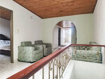 SE VENDE Casa Bifamiliar de 3 Niveles en La Nueva Floresta / JV