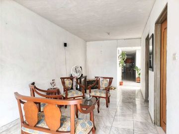 SE VENDE Casa Bifamiliar de 3 Niveles en La Nueva Floresta / JV