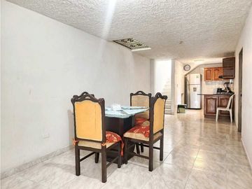 SE VENDE Casa Bifamiliar de 3 Niveles en La Nueva Floresta / JV