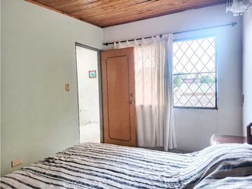 SE VENDE Casa Bifamiliar de 3 Niveles en La Nueva Floresta / JV