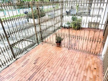 SE VENDE Casa Bifamiliar de 3 Niveles en La Nueva Floresta / JV