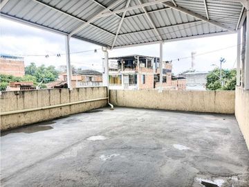SE VENDE Casa Bifamiliar de 3 Niveles en La Nueva Floresta / JV