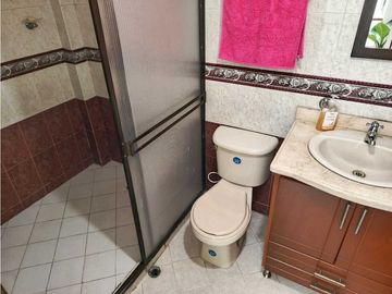 SE VENDE Casa Bifamiliar de 3 Niveles en La Nueva Floresta / JV