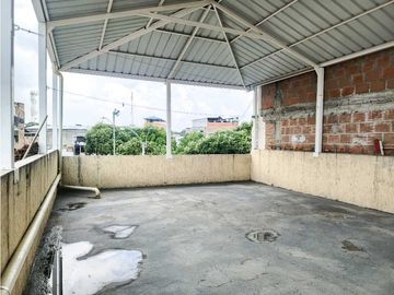 SE VENDE Casa Bifamiliar de 3 Niveles en La Nueva Floresta / JV