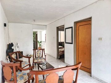 SE VENDE Casa Bifamiliar de 3 Niveles en La Nueva Floresta / JV