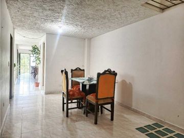 SE VENDE Casa Bifamiliar de 3 Niveles en La Nueva Floresta / JV