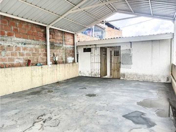 SE VENDE Casa Bifamiliar de 3 Niveles en La Nueva Floresta / JV