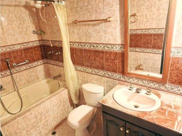 SE VENDE Casa Bifamiliar de 3 Niveles en La Nueva Floresta / JV