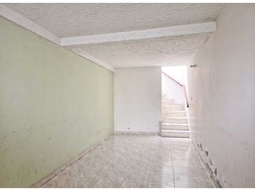 SE VENDE Casa Bifamiliar de 3 Niveles en La Nueva Floresta / JV