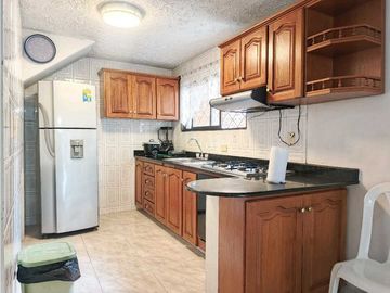 SE VENDE Casa Bifamiliar de 3 Niveles en La Nueva Floresta / JV