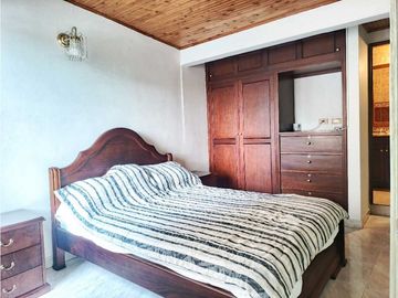 SE VENDE Casa Bifamiliar de 3 Niveles en La Nueva Floresta / JV