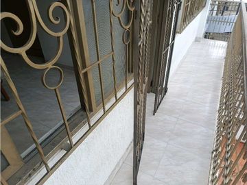 SE VENDE Casa Bifamiliar de 3 Niveles en La Nueva Floresta / JV