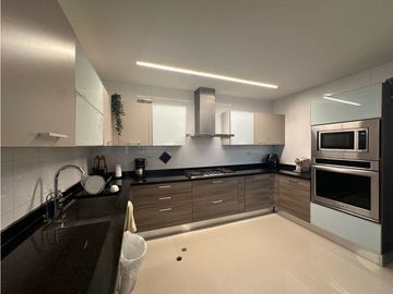 ELEGANTE Y EXCLUSIVO APARTAMENTO EN VENTA EN BARRIO EL GOLF