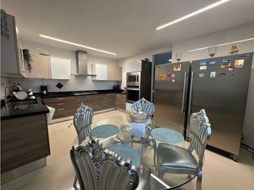 ELEGANTE Y EXCLUSIVO APARTAMENTO EN VENTA EN BARRIO EL GOLF