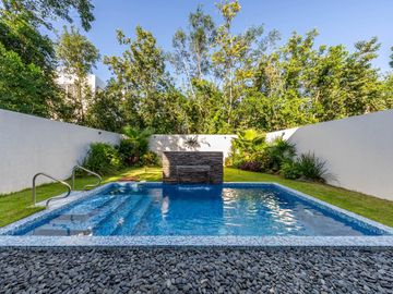 En venta: Casa Moderna en Residencial Valenia, Playa del Carmen