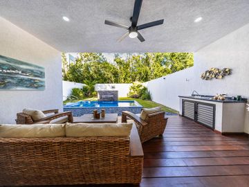 En venta: Casa Moderna en Residencial Valenia, Playa del Carmen