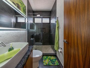 En venta: Casa Moderna en Residencial Valenia, Playa del Carmen