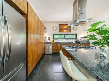 En venta: Casa Moderna en Residencial Valenia, Playa del Carmen