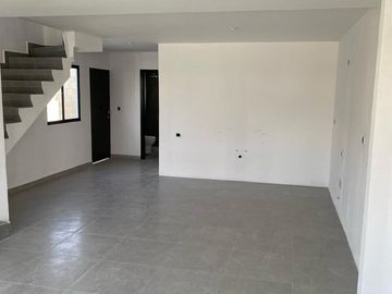 Casa en venta de 3 recámaras en zona Parque Industrial El Florido, con terraza y seguridad, Tijuana
