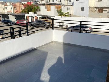Casa en venta de 3 recámaras en zona Parque Industrial El Florido, con terraza y seguridad, Tijuana