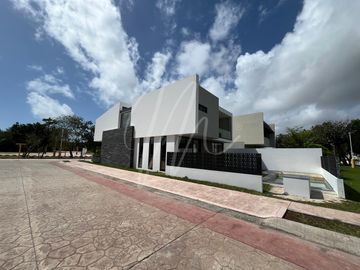 Casa en venta en Cancun Lagos del sol
