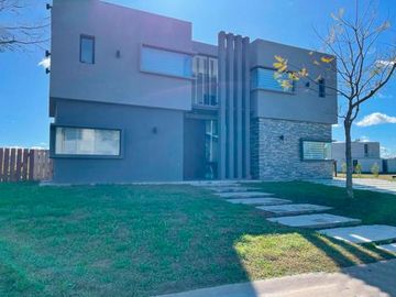 Casa en venta - 6 dormitorios 4 baños - 420mts - Escobar