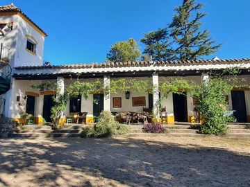 Complejo de casona mas casas en Tanti!!!!1 ha de terreno!!!