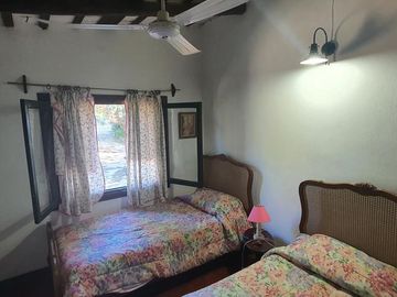 Complejo de casona mas casas en Tanti!!!!1 ha de terreno!!!