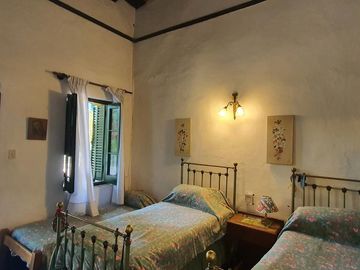 Complejo de casona mas casas en Tanti!!!!1 ha de terreno!!!