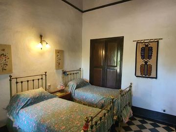 Complejo de casona mas casas en Tanti!!!!1 ha de terreno!!!