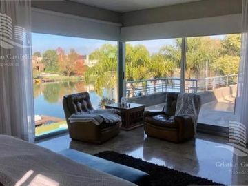 Venta de hermosa casa en Barrio Castores fondo al lago con pileta y 4 dormitorios