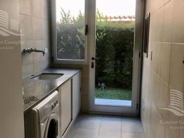 Venta de hermosa casa en Barrio Castores fondo al lago con pileta y 4 dormitorios