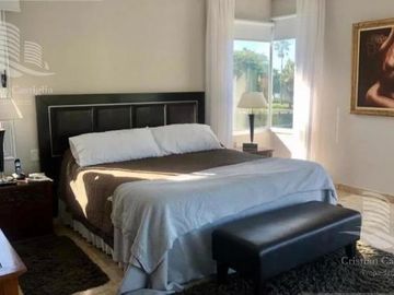 Venta de hermosa casa en Barrio Castores fondo al lago con pileta y 4 dormitorios