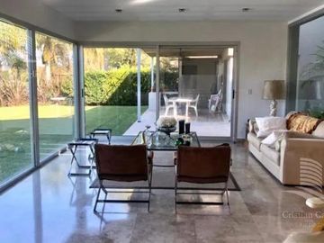 Venta de hermosa casa en Barrio Castores fondo al lago con pileta y 4 dormitorios